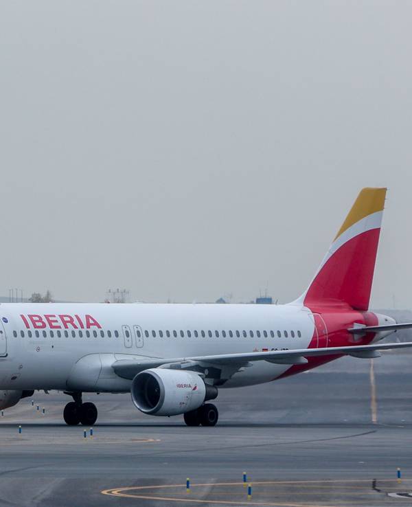 Ein Flugzeug der Fluggesellschaft Iberia auf dem Flughafen Adolfo Suarez Madrid-Barajas.