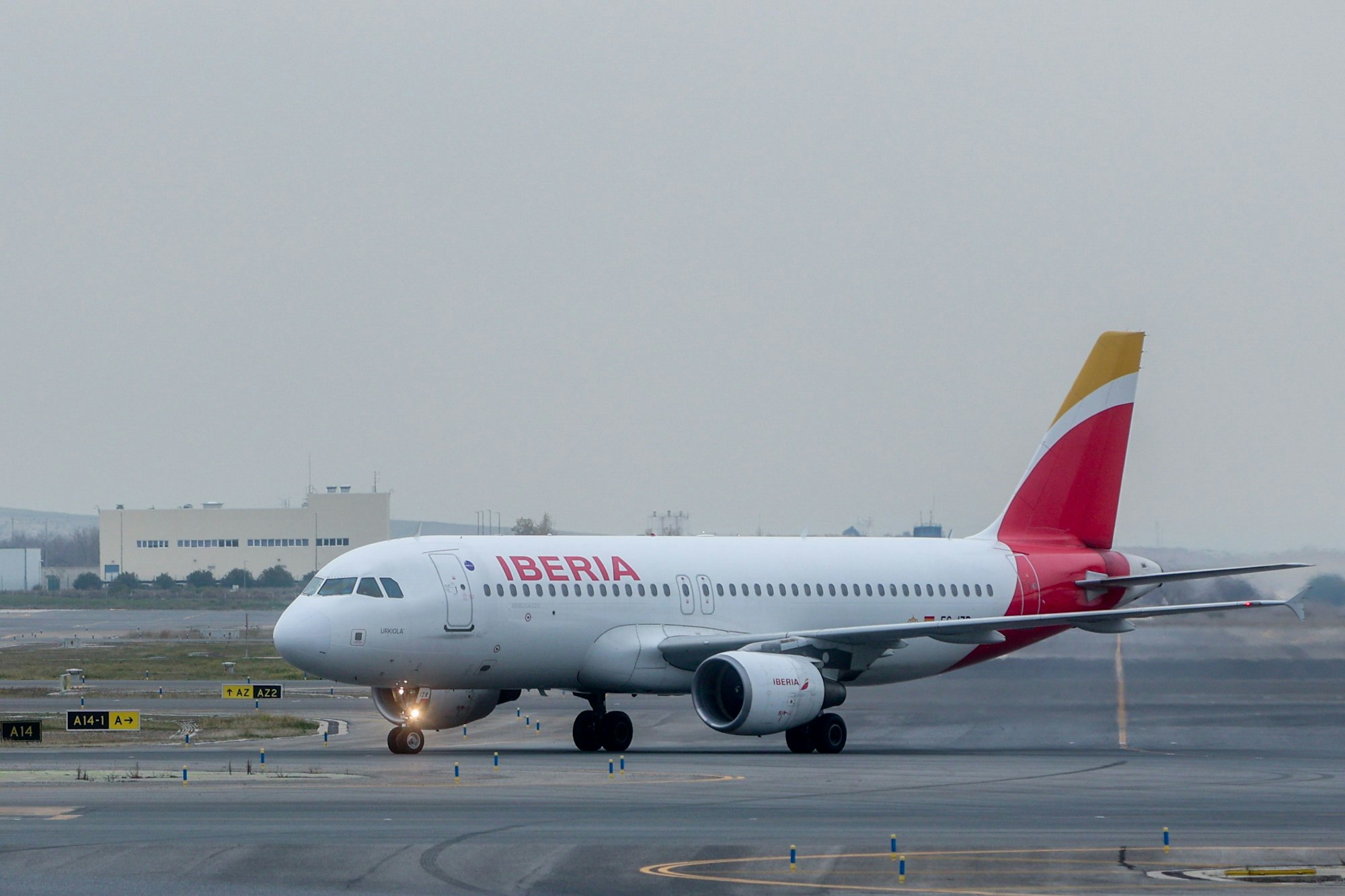 Ein Flugzeug der Fluggesellschaft Iberia auf dem Flughafen Adolfo Suarez Madrid-Barajas.
