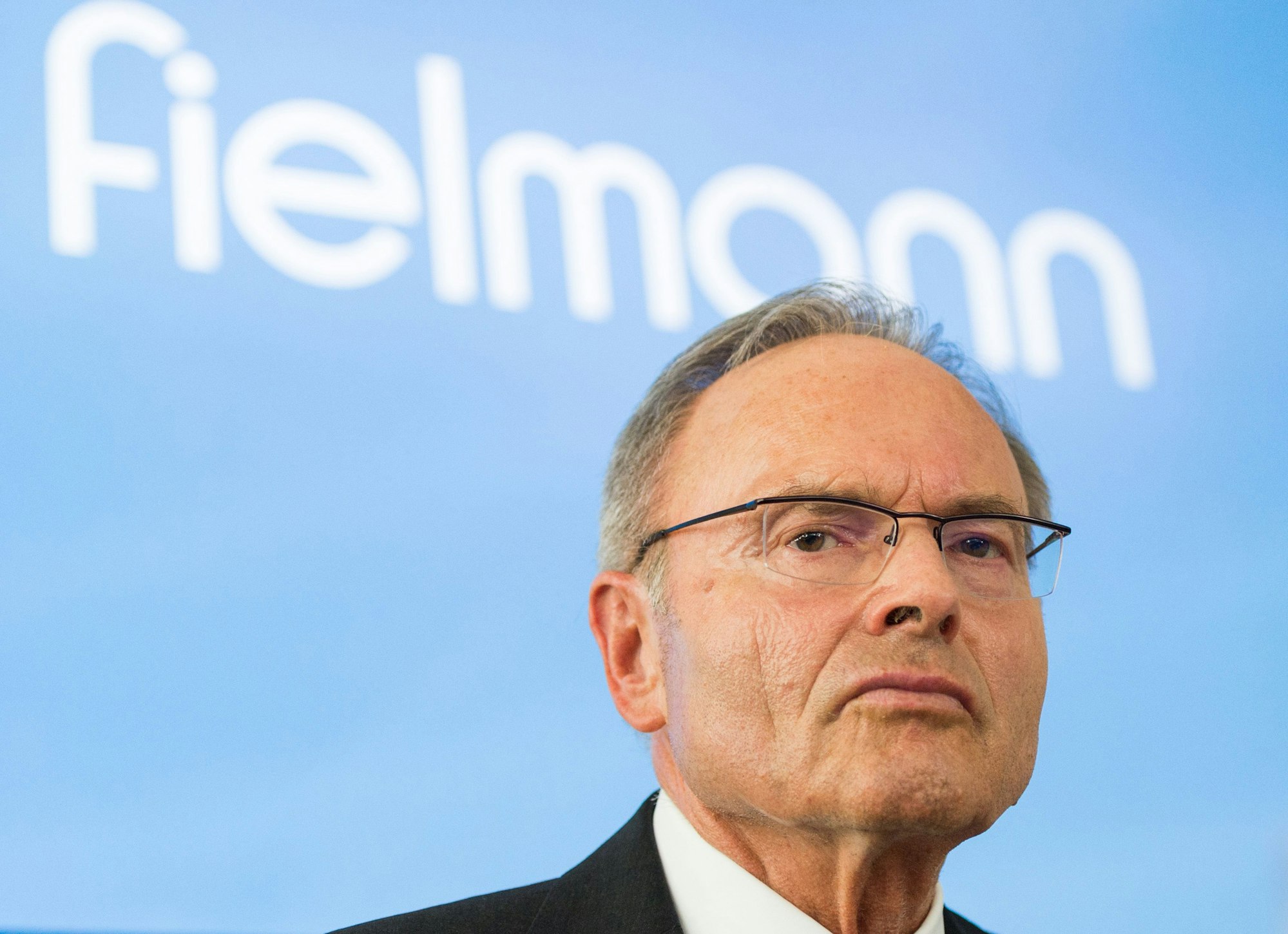 Der Vorstandsvorsitzende der Fielmann AG, Günther Fielmann, spricht während einer Pressekonferenz, mit Vertretern der Medien. Der Unternehmer Günther Fielmann ist tot.