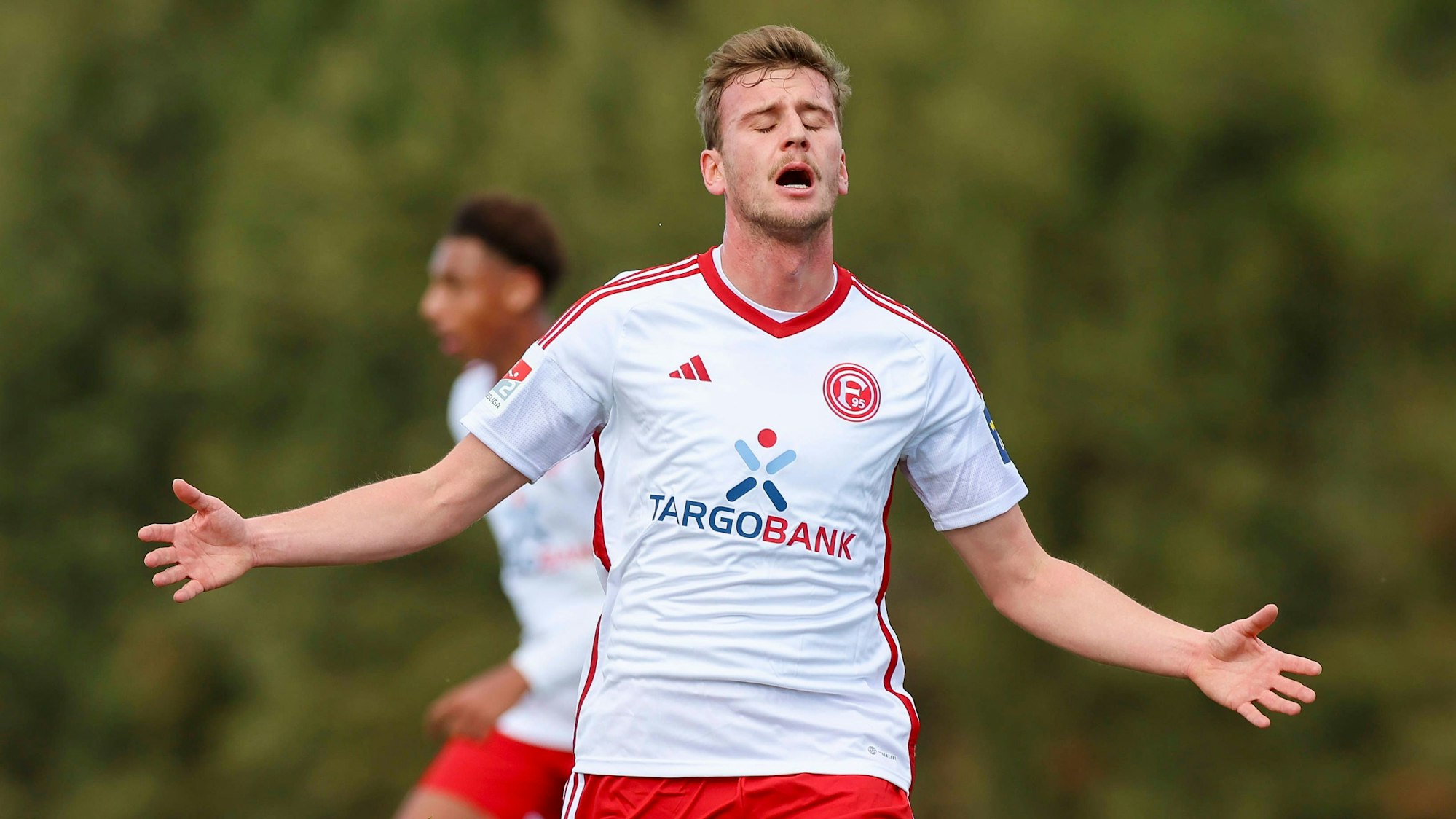 Fortuna Düsseldorfs Stürmer Christoph Daferner breitet im Testspiel gegen NEC Nijmegen enttäuscht die Arme aus.