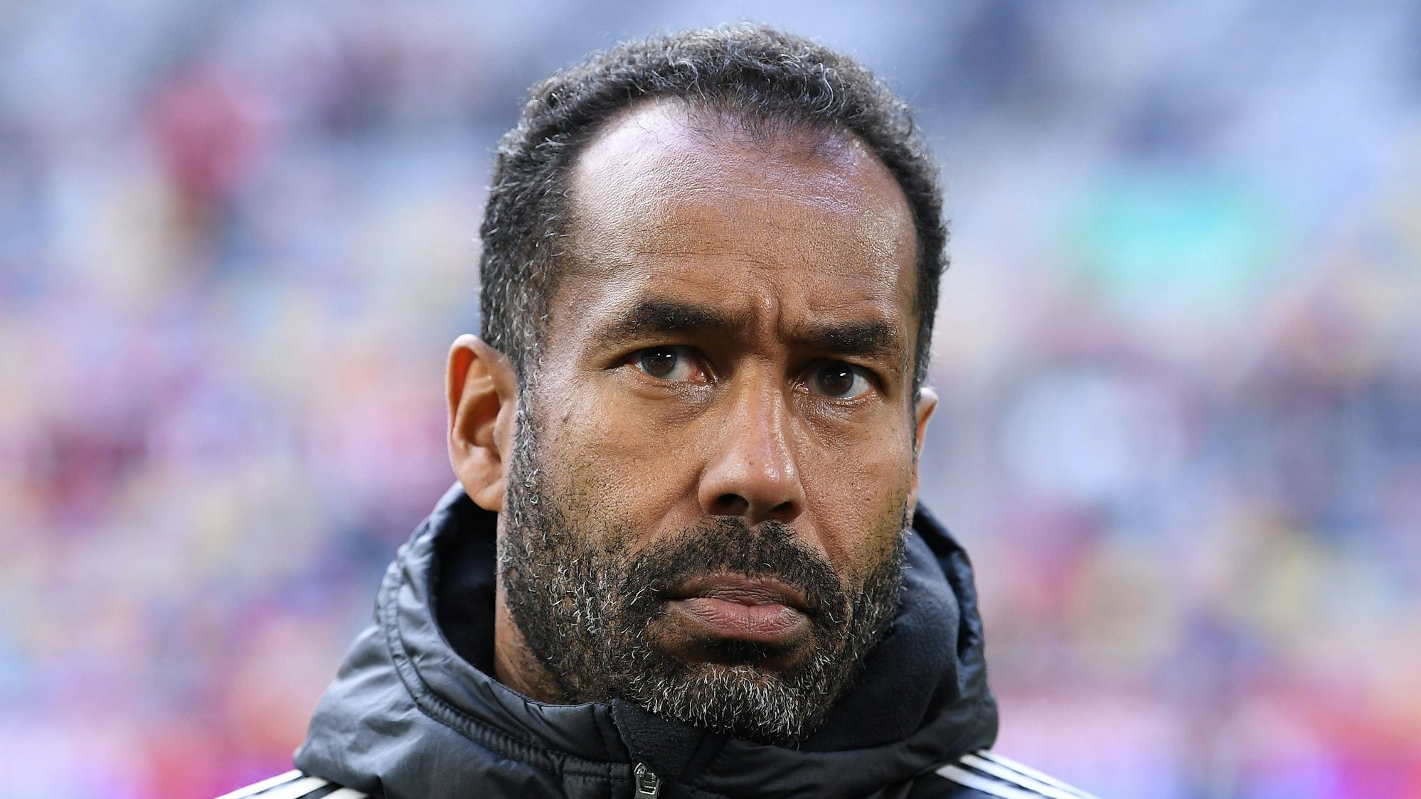 Fortuna Düsseldorfs Cheftrainer Daniel Thioune steht beim Spiel gegen Holstein Kiel im Stadion.