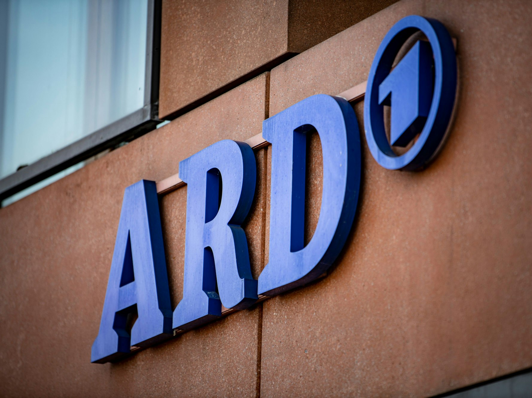 Das ARD-Logo hängt an der Fassade des ARD-Hauptstadtstudios im Regierungsviertel.