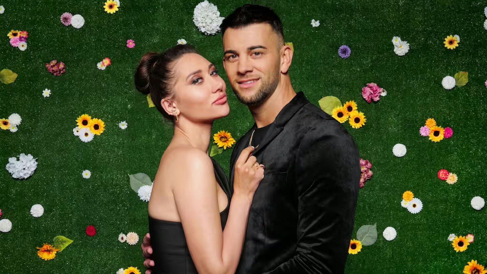 Samira und Serkan stehen nebeneinander und posieren für die Kamera.