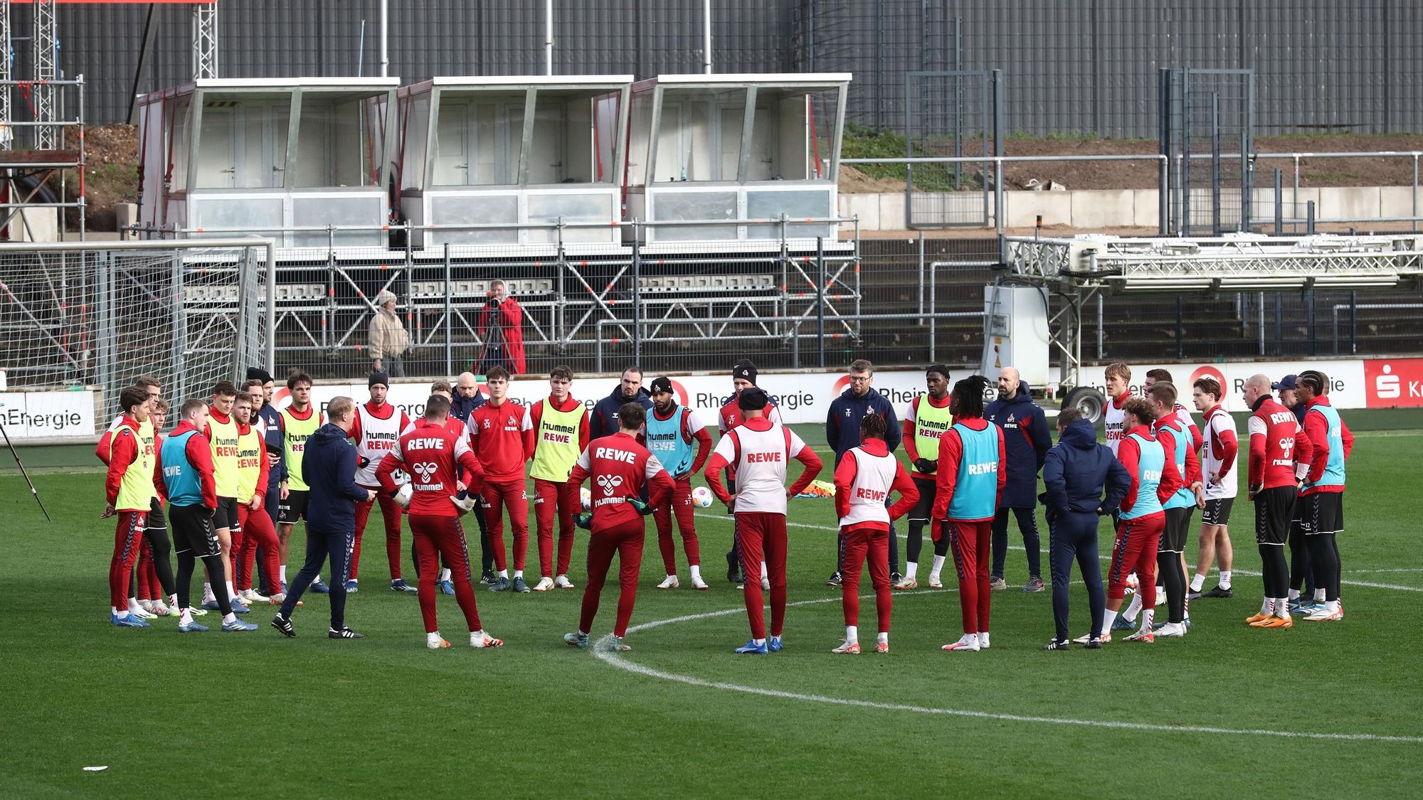 Die Mannschaft des 1. FC Köln beim Training m 4. Januar 2024.