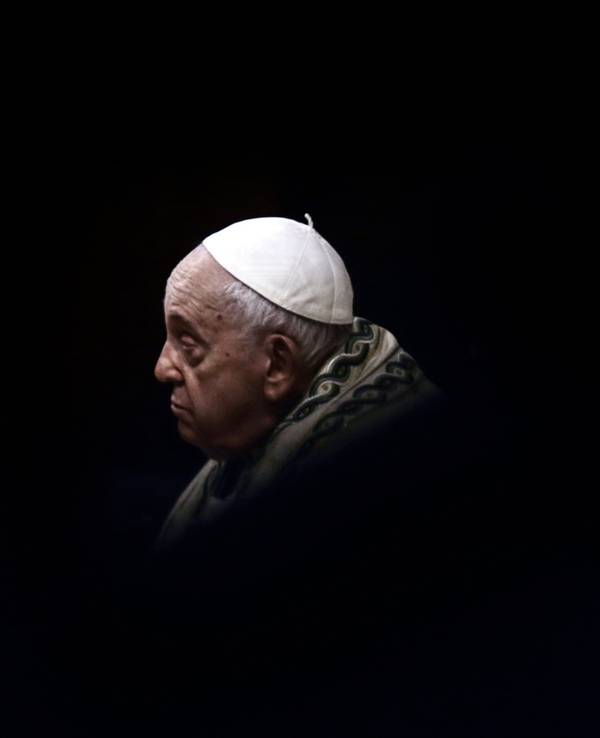 Papst Franziskus sitzt im Petersdom und feiert die Heilige Messe.
