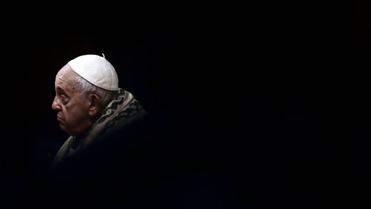 Papst Franziskus sitzt im Petersdom und feiert die Heilige Messe.