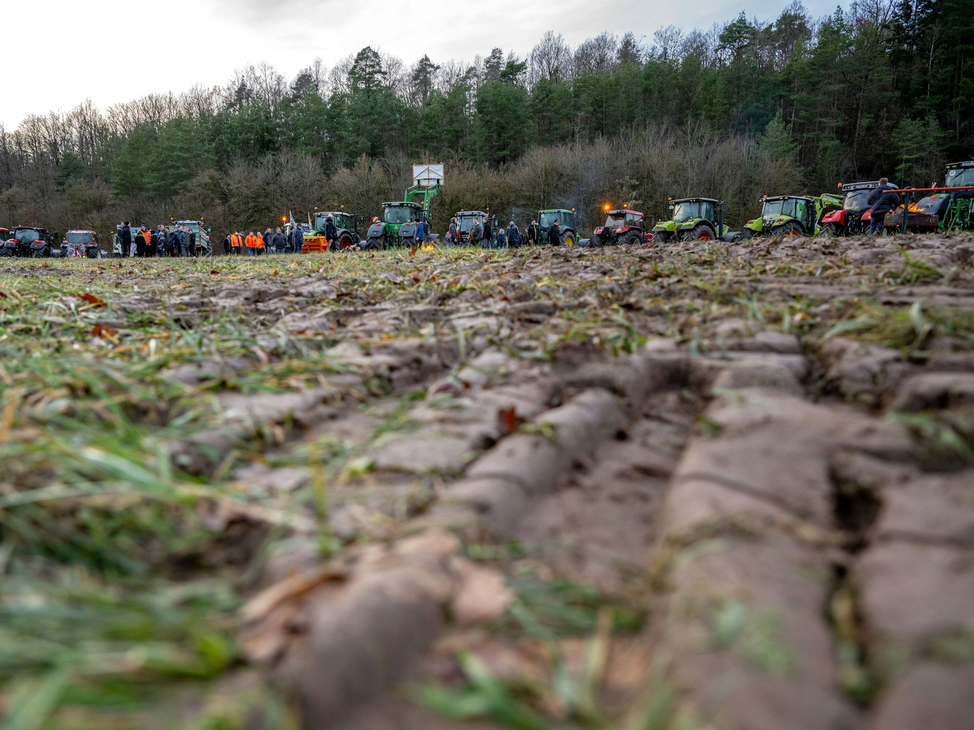 Rund 70 Traktoren stehen bei Burgpreppach aufgereiht an der Bundesstraße B303.