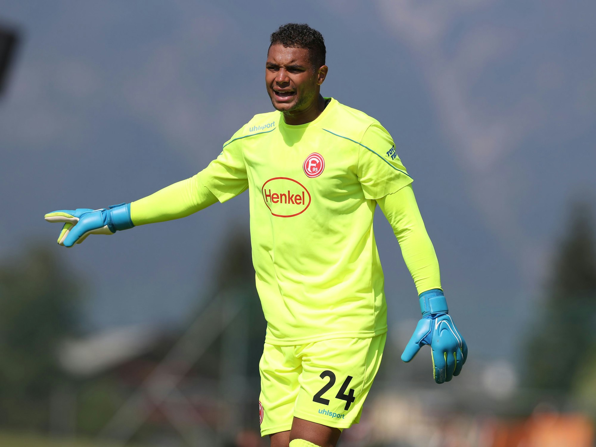 Düsseldorfs Torwart Zack Steffen gibt seinen Mitspielern Anweisungen.