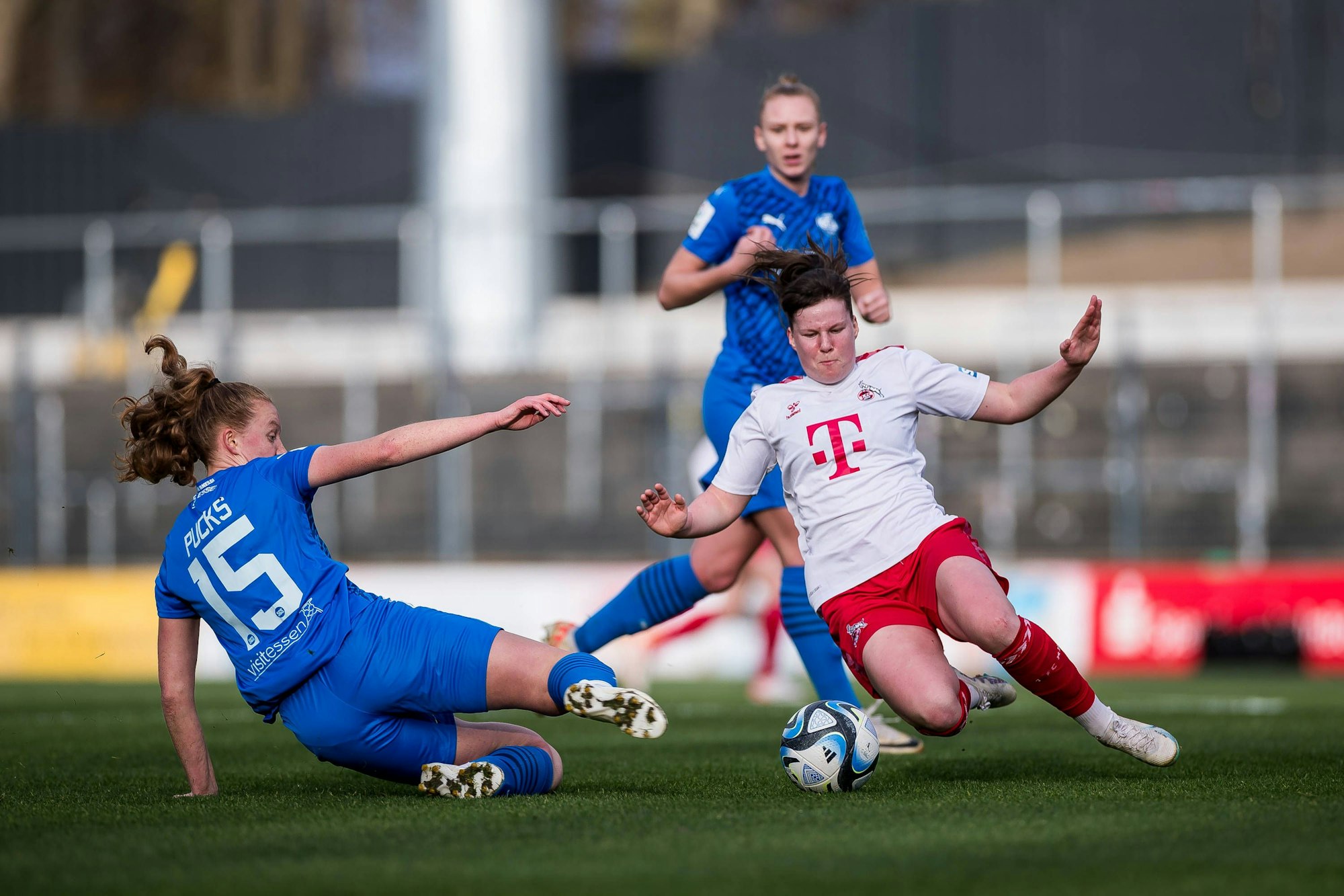 Adriana Achcinska wirft sich gegen Essen in einen Zweikampf.
