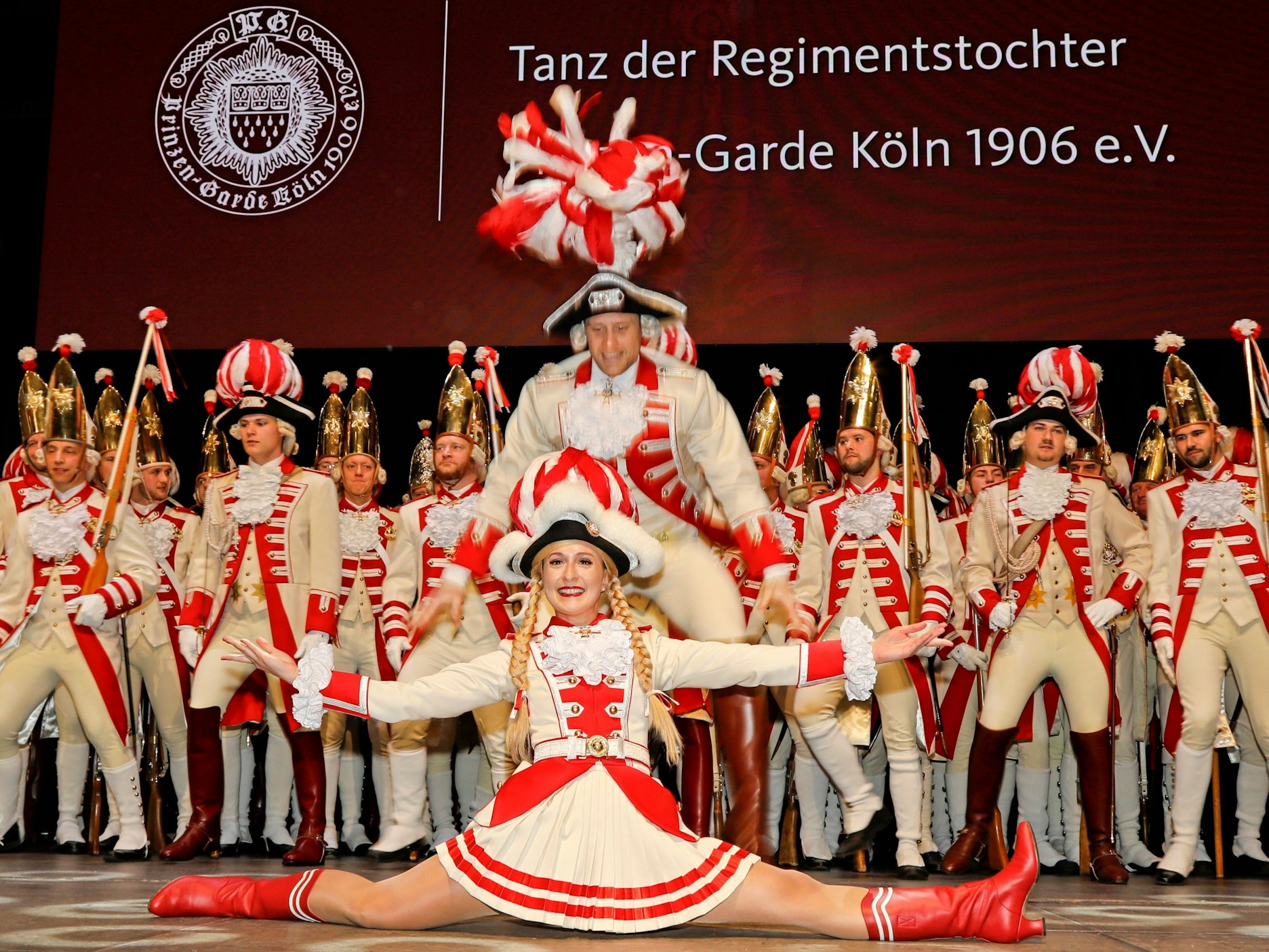 Regimentstochter Sandra Wüst mit Tanzoffizier Tommy Engel.