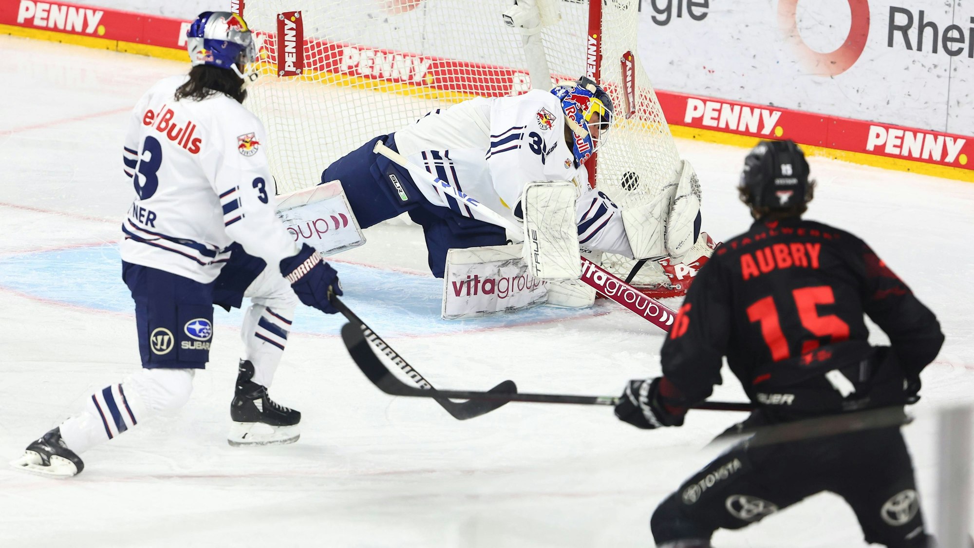 Louis-Marc Aubry erzielt gegen Mathias Niederberger das Tor zum 1:0.