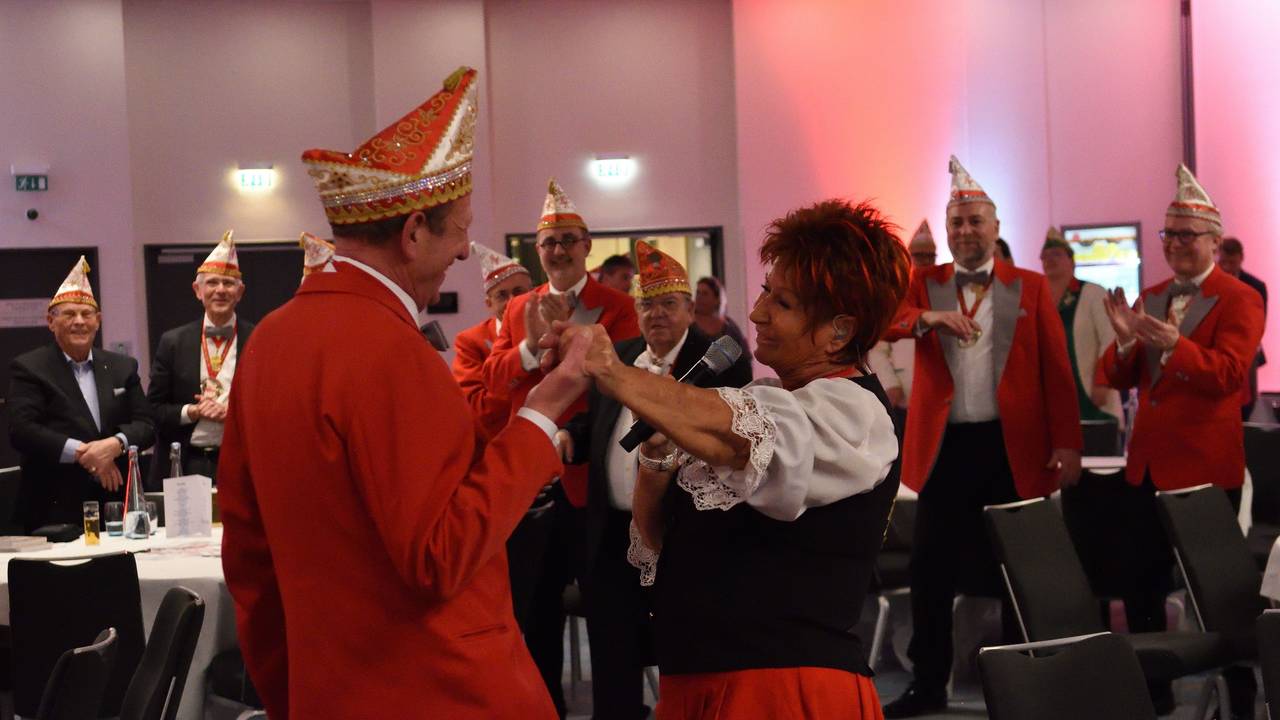 Dreikünnige Appell der KG Alt-Köllen mit Marita Köllner.