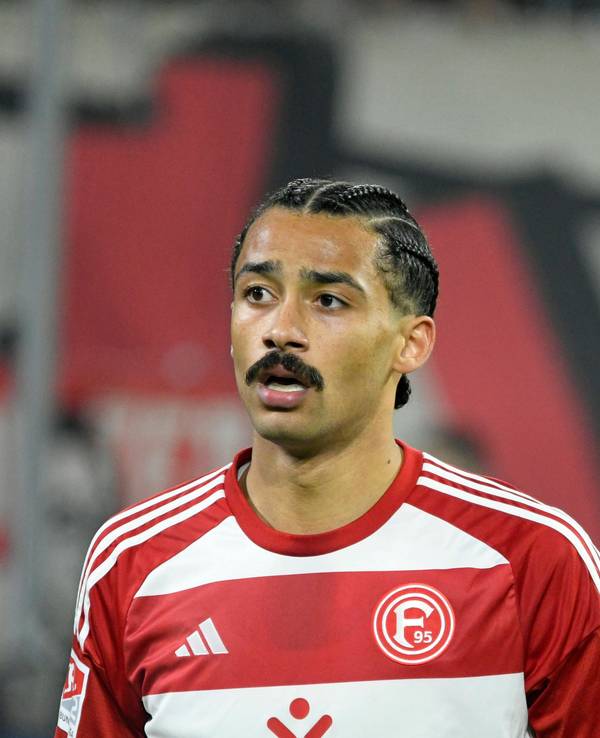 Emmanuel Iyoha hier im Fortuna-Düsseldorf-Trikot in der Merkur-Spiel-Arena beim Spiel gegen Schale 04.