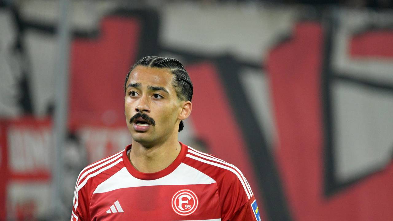Emmanuel Iyoha hier im Fortuna-Düsseldorf-Trikot in der Merkur-Spiel-Arena beim Spiel gegen Schale 04.
