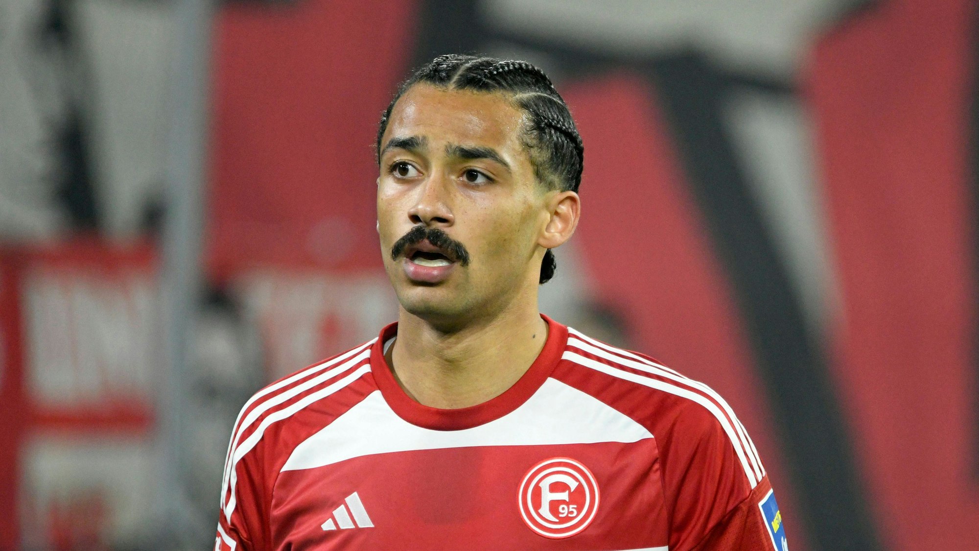 Emmanuel Iyoha hier im Fortuna-Düsseldorf-Trikot in der Merkur-Spiel-Arena beim Spiel gegen Schale 04.