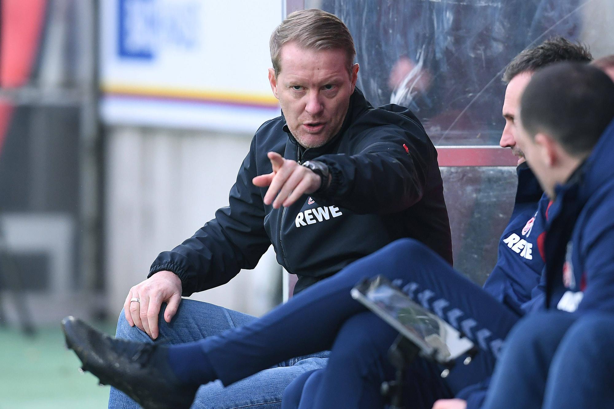 Timo Schultz gestikuliert bei einem Spiel des 1. FC Köln.