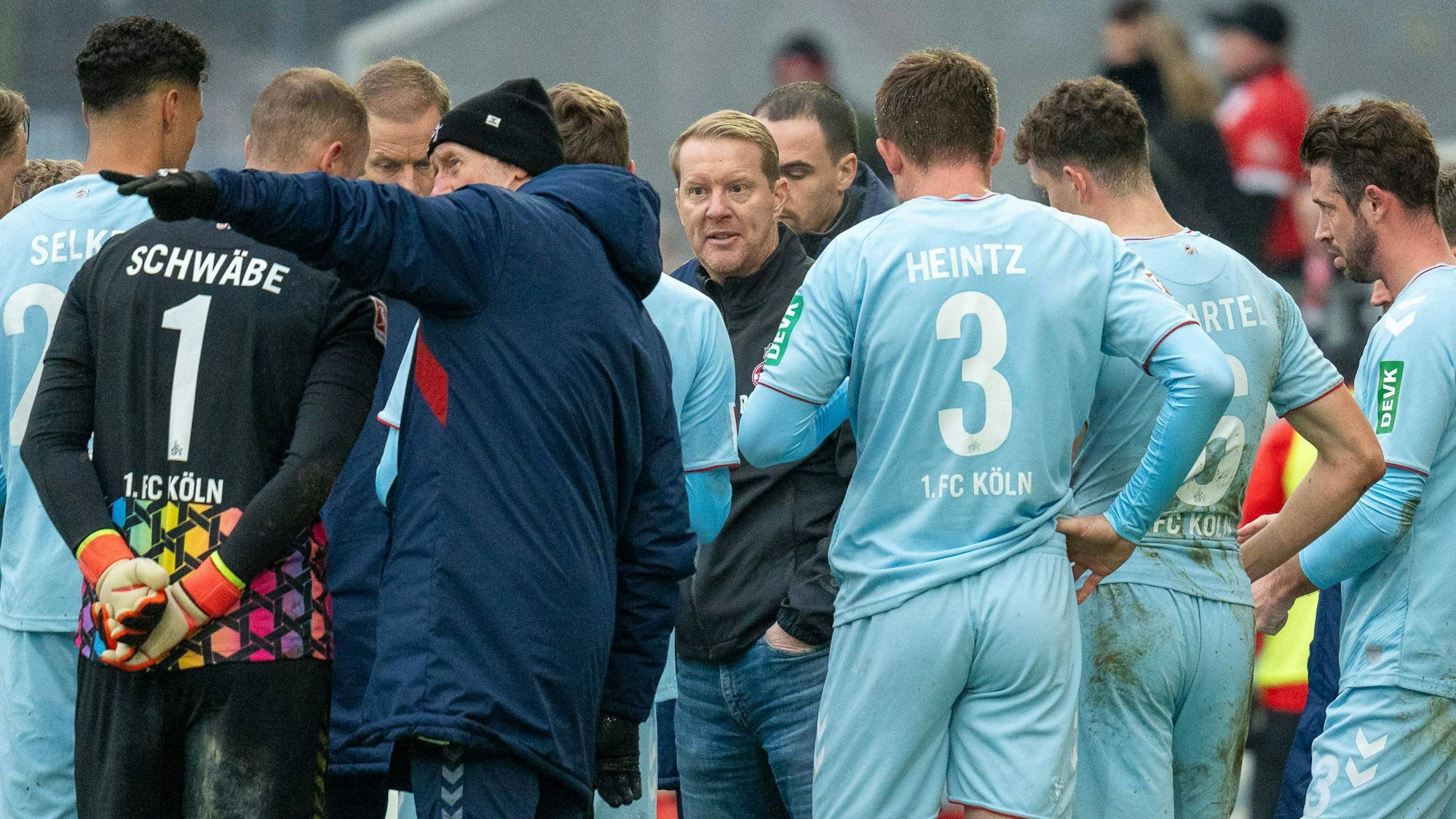 Timo Schultz spricht mit den Spielern des 1. FC Köln.