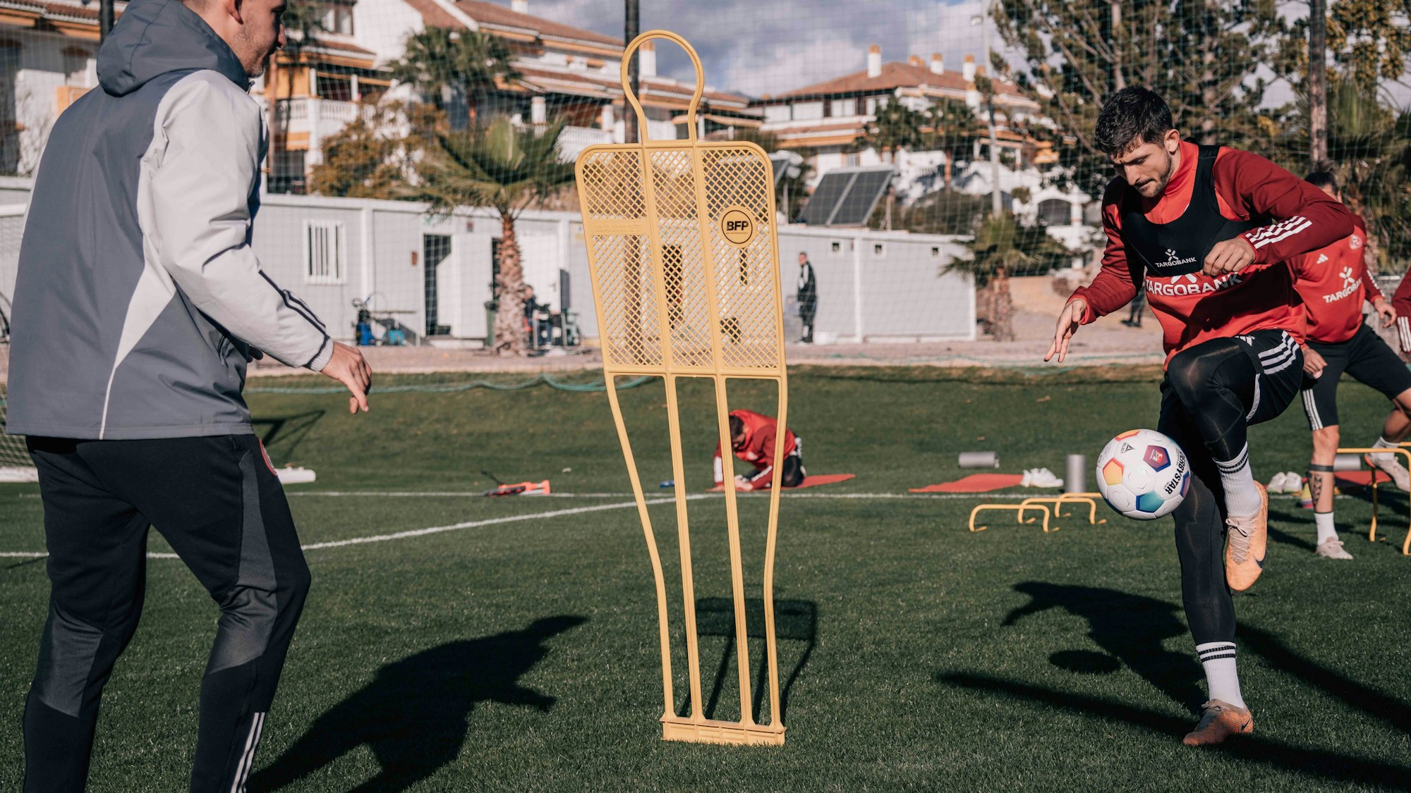 Matthias Zimmermann absolviert eine Trainingsübung mit Ball.
