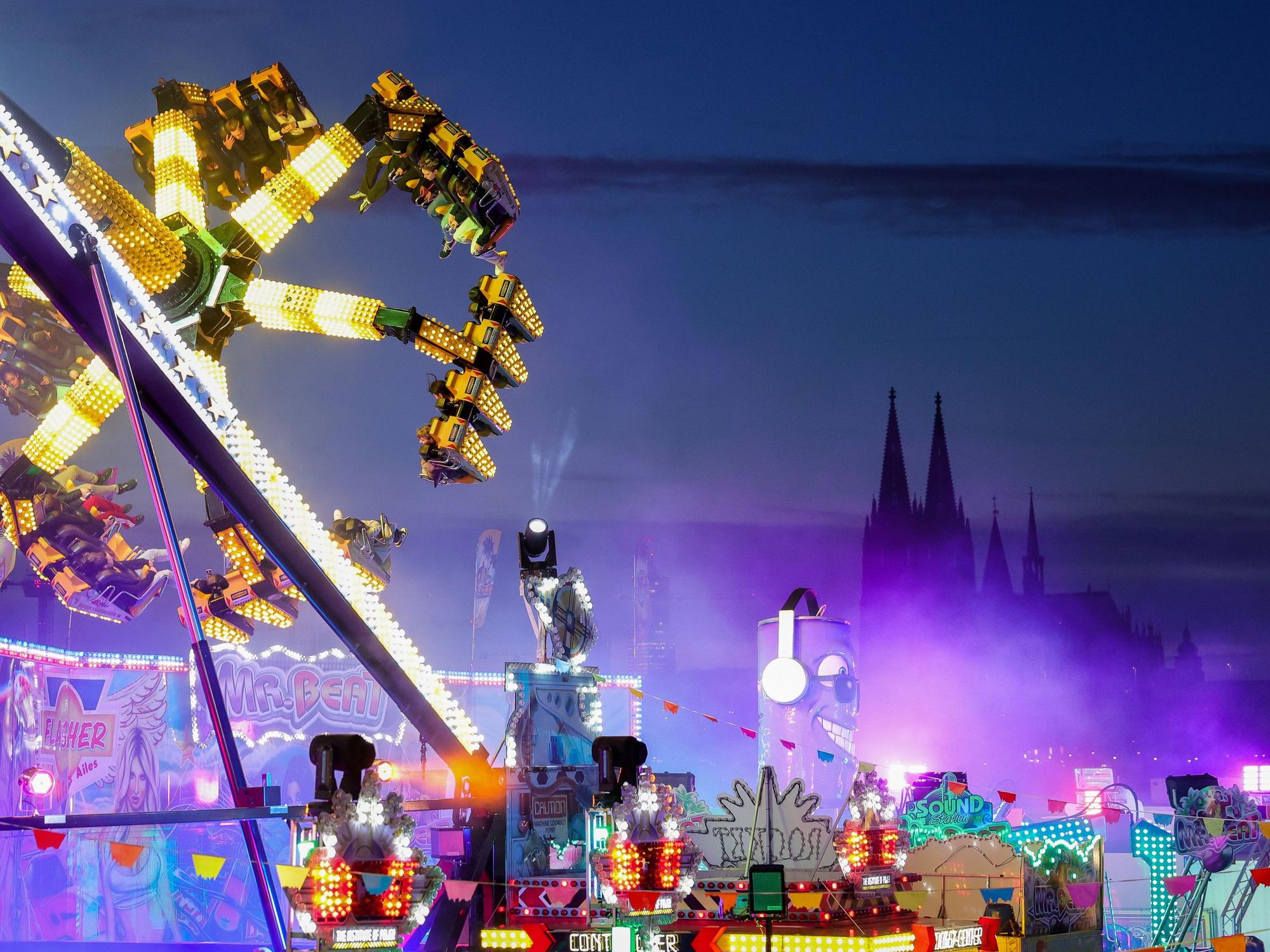 Die Kölner Herbstkirmes an der Deutzer Werft im Abendlicht.