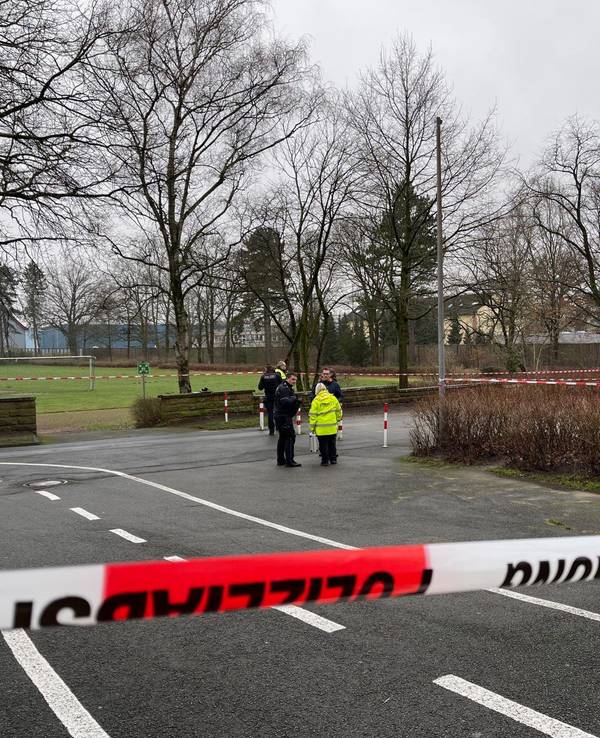 Eine Polizeiabsperrung am Fundort eines Neugeborenen unweit eines Schulgeländes in Bielefeld: Ein Spaziergänger hatte am Samstag ein Tuch mit einer Nabelschnur an einer Straße im Stadtbezirk Brackwede gefunden und die Feuerwehr gerufen.
