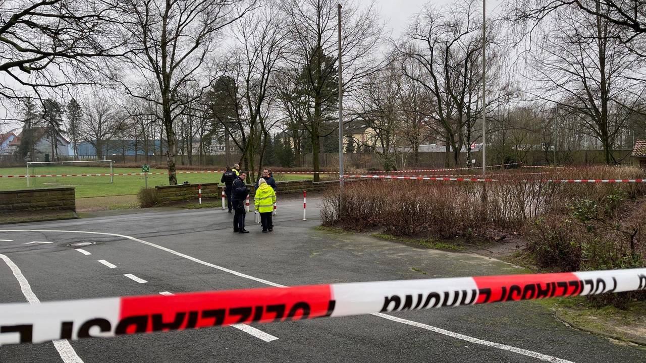 Eine Polizeiabsperrung am Fundort eines Neugeborenen unweit eines Schulgeländes in Bielefeld: Ein Spaziergänger hatte am Samstag ein Tuch mit einer Nabelschnur an einer Straße im Stadtbezirk Brackwede gefunden und die Feuerwehr gerufen.