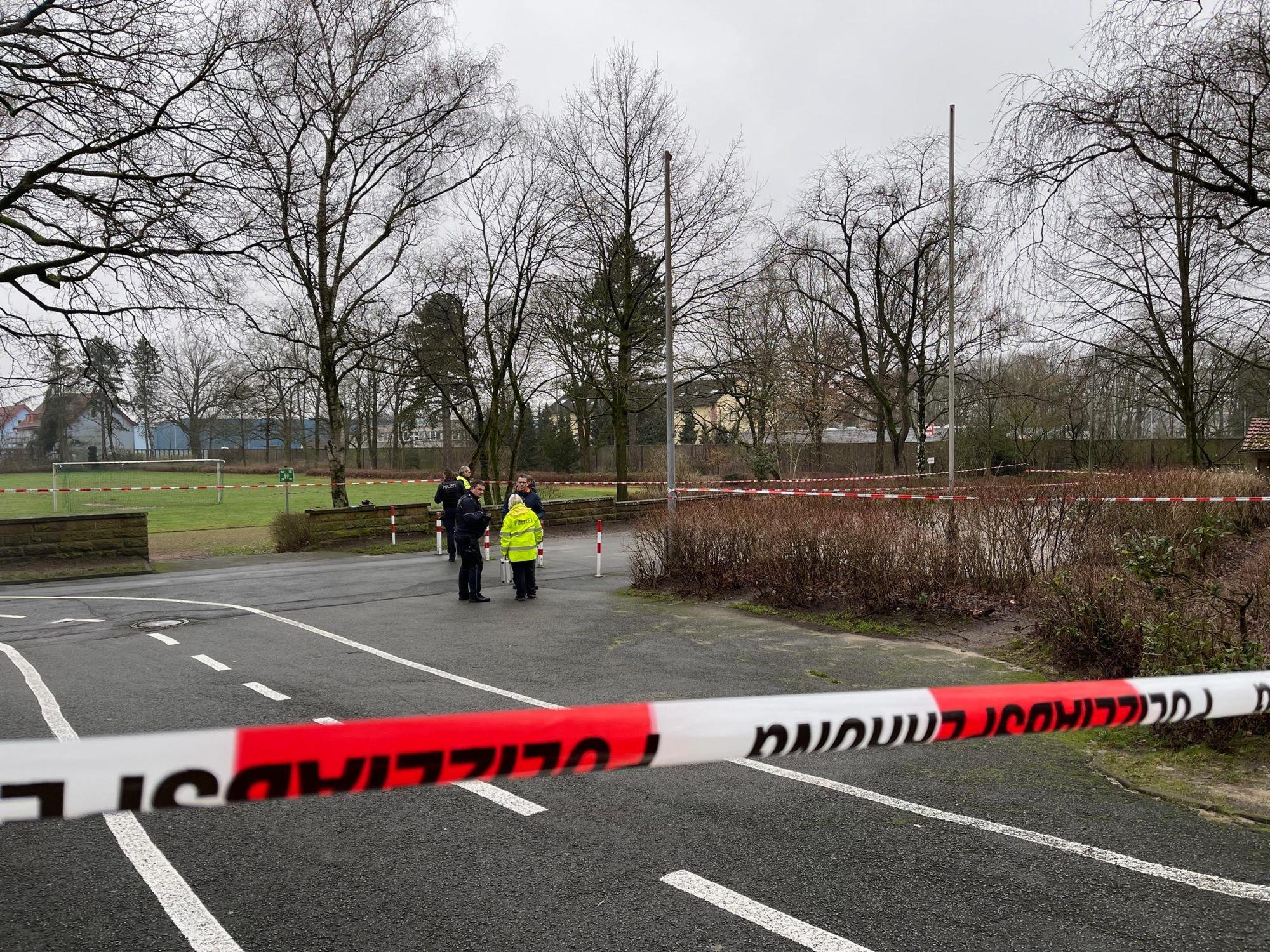 Eine Polizeiabsperrung am Fundort eines Neugeborenen unweit eines Schulgeländes in Bielefeld: Ein Spaziergänger hatte am Samstag ein Tuch mit einer Nabelschnur an einer Straße im Stadtbezirk Brackwede gefunden und die Feuerwehr gerufen.