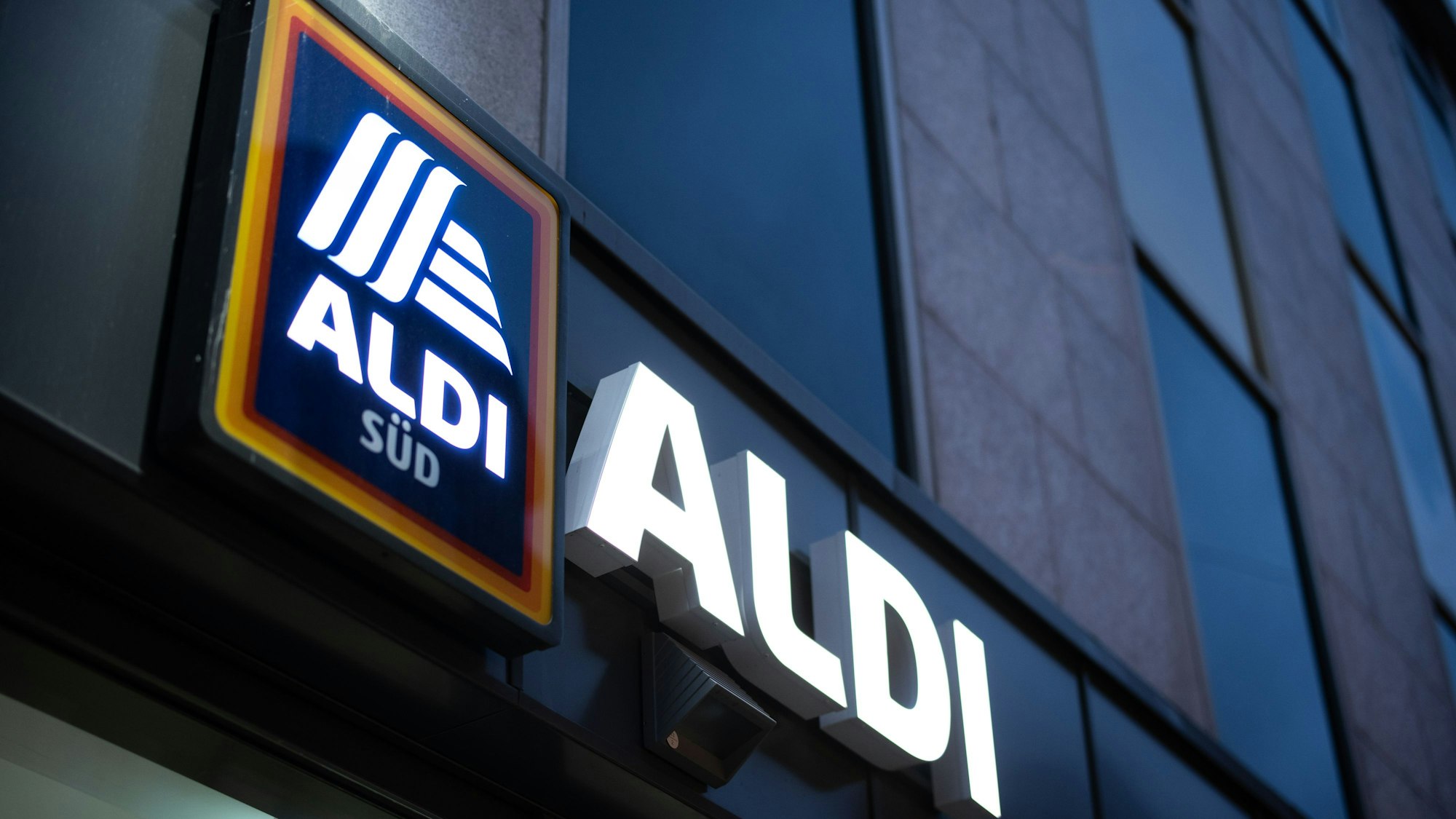Das Logo einer Aldi Süd Filiale.
