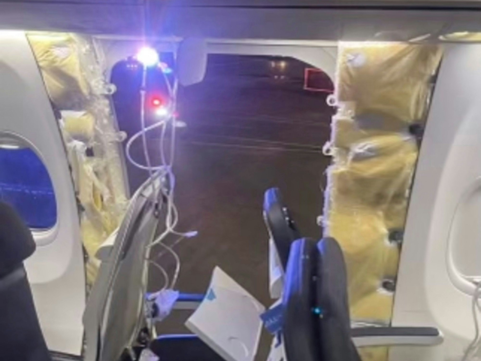 Dieses Foto zeigt den beschädigten Teil einer Alaska Airlines Boeing 737 Max 9.