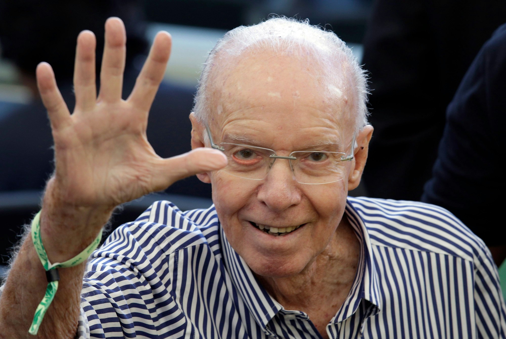 Mario Zagallo winkt in die Kamera.