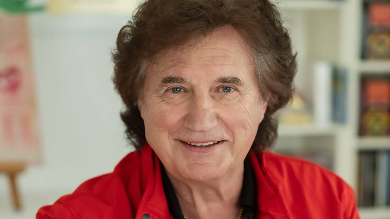 Schlagersänger Olaf Malolepski, der als „Olaf der Flipper“ auftritt, sitzt in seinem Haus im Tonstudio.