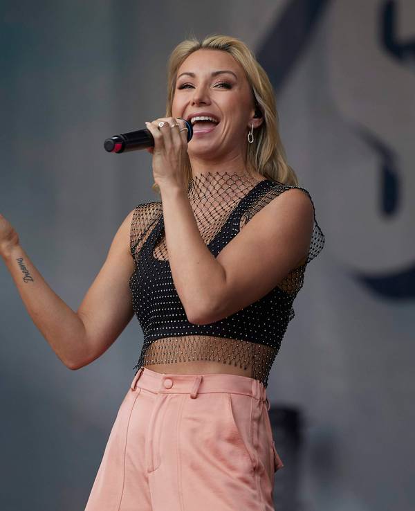 Anna-Carina Woitschack steht beim Schlager-Olymp im Strandbad Lübars auf der Bühne.
