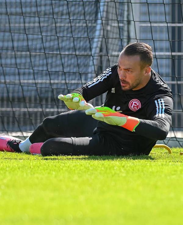 Zu sehen ist der Fortuna Düsseldorf Keeper Florian Kastenmeier. Beim Torwarttraining hat er den Ball im Blick.
