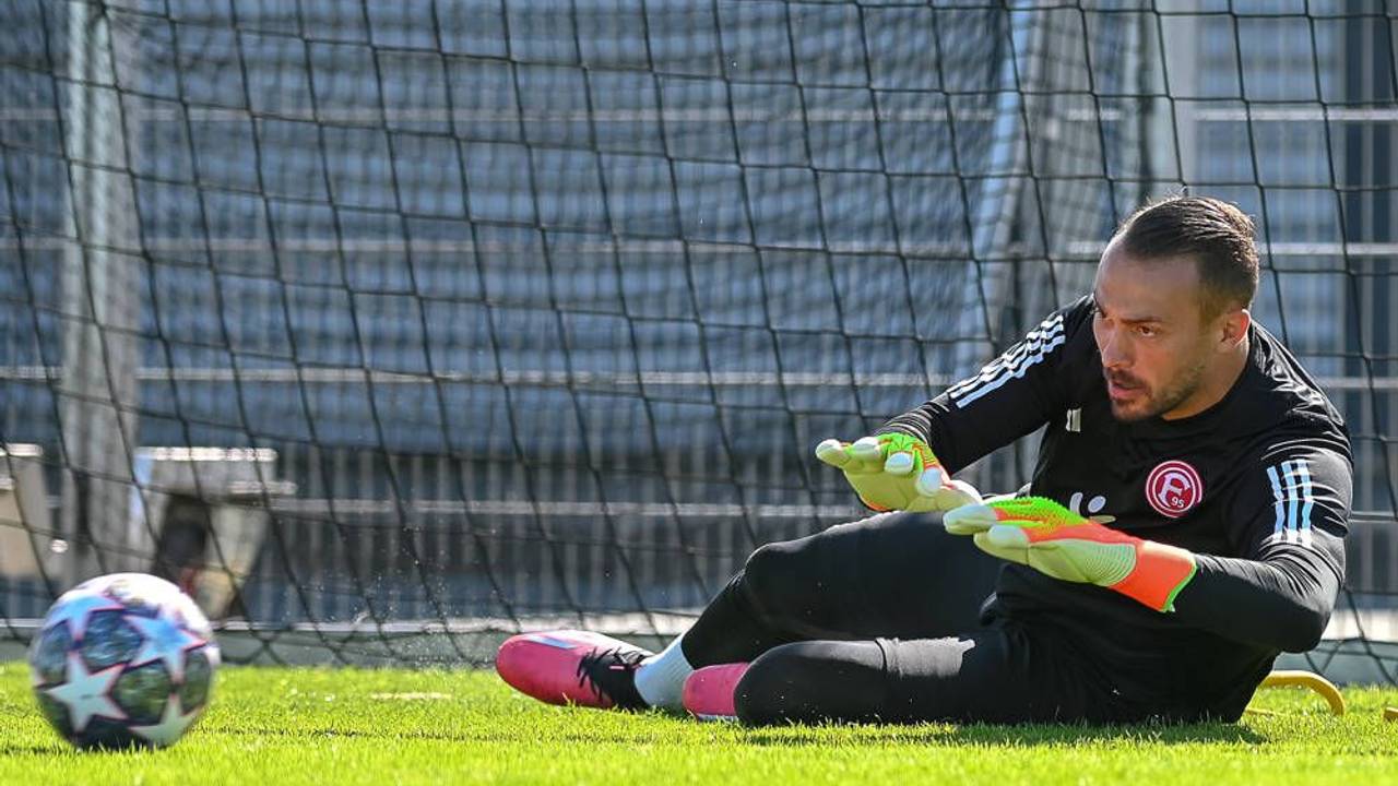 Zu sehen ist der Fortuna Düsseldorf Keeper Florian Kastenmeier. Beim Torwarttraining hat er den Ball im Blick.