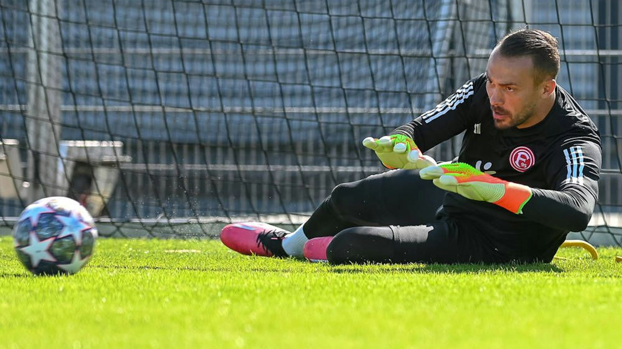 Zu sehen ist der Fortuna Düsseldorf Keeper Florian Kastenmeier. Beim Torwarttraining hat er den Ball im Blick.