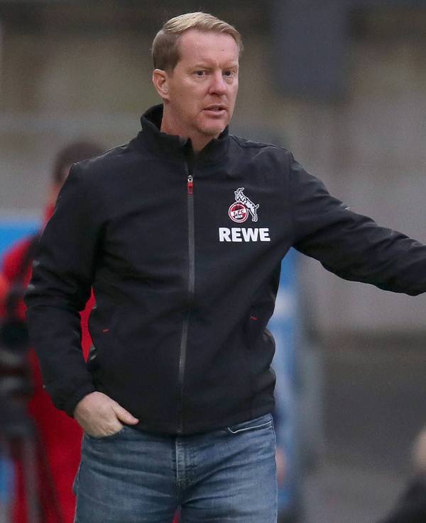 Timo Schultz gibt bei einem Spiel des 1. FC Köln Anweisungen am Spielfeldrand.