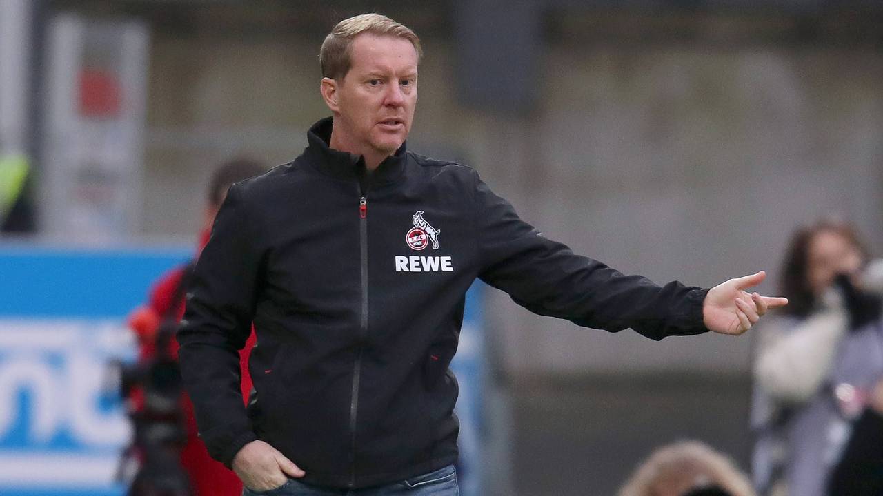 Timo Schultz gibt bei einem Spiel des 1. FC Köln Anweisungen am Spielfeldrand.