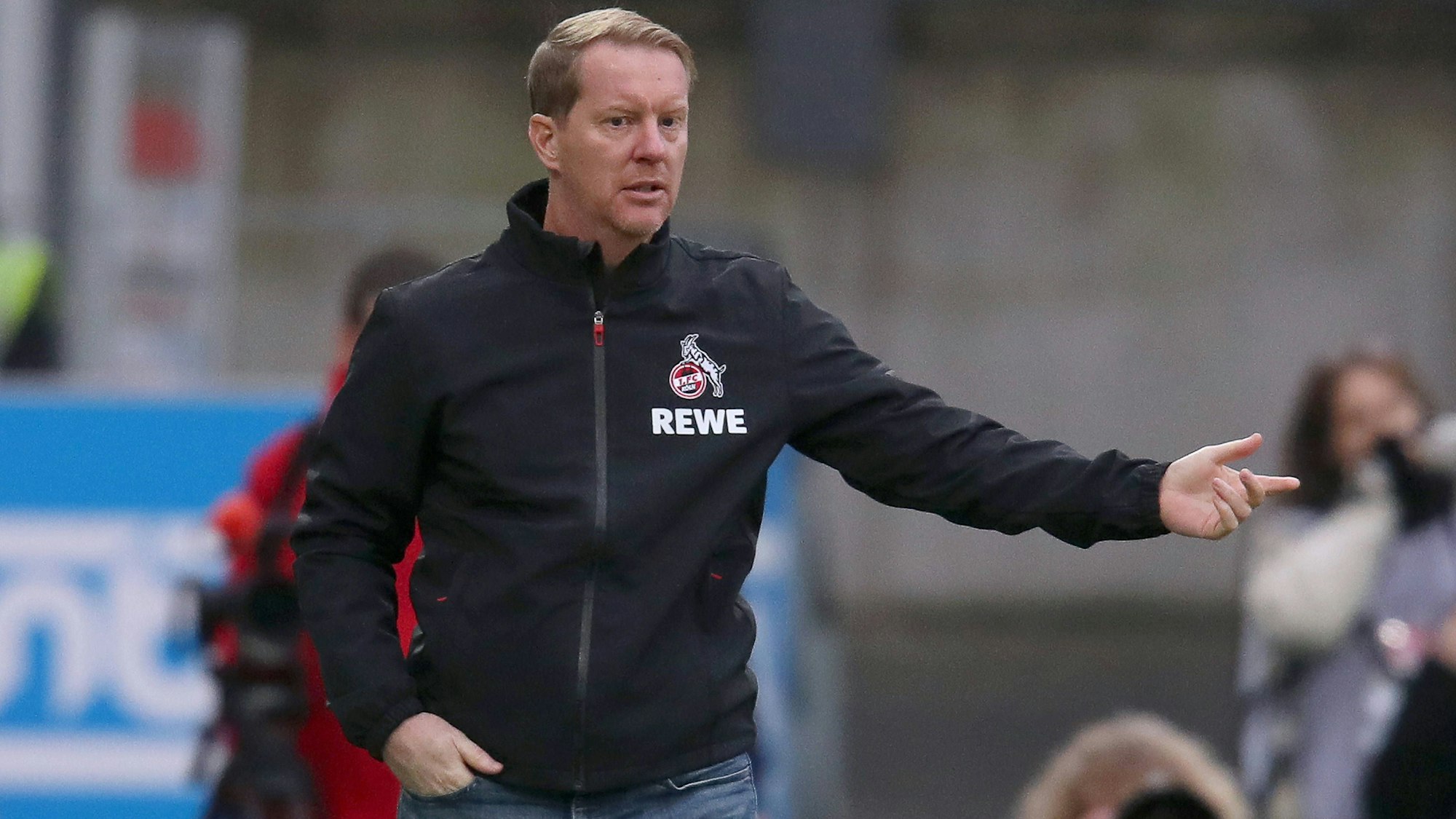 Timo Schultz gibt bei einem Spiel des 1. FC Köln Anweisungen am Spielfeldrand.