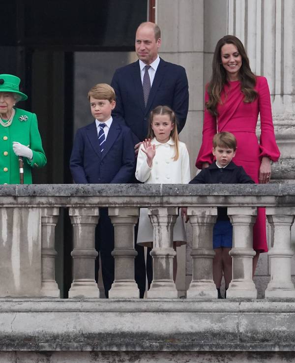 Herzogin Camilla (l-r), Prinz Charles, Königin Elizabeth II., Prinz George, Prinz William, Herzog von Cambridge, Prinzessin Charlotte, Prinz Louis und Herzogin Kate stehen am vierten Tag der Feierlichkeiten zum Platinjubiläum der Queen auf dem Balkon des Buckingham Palace nach dem Festumzug.