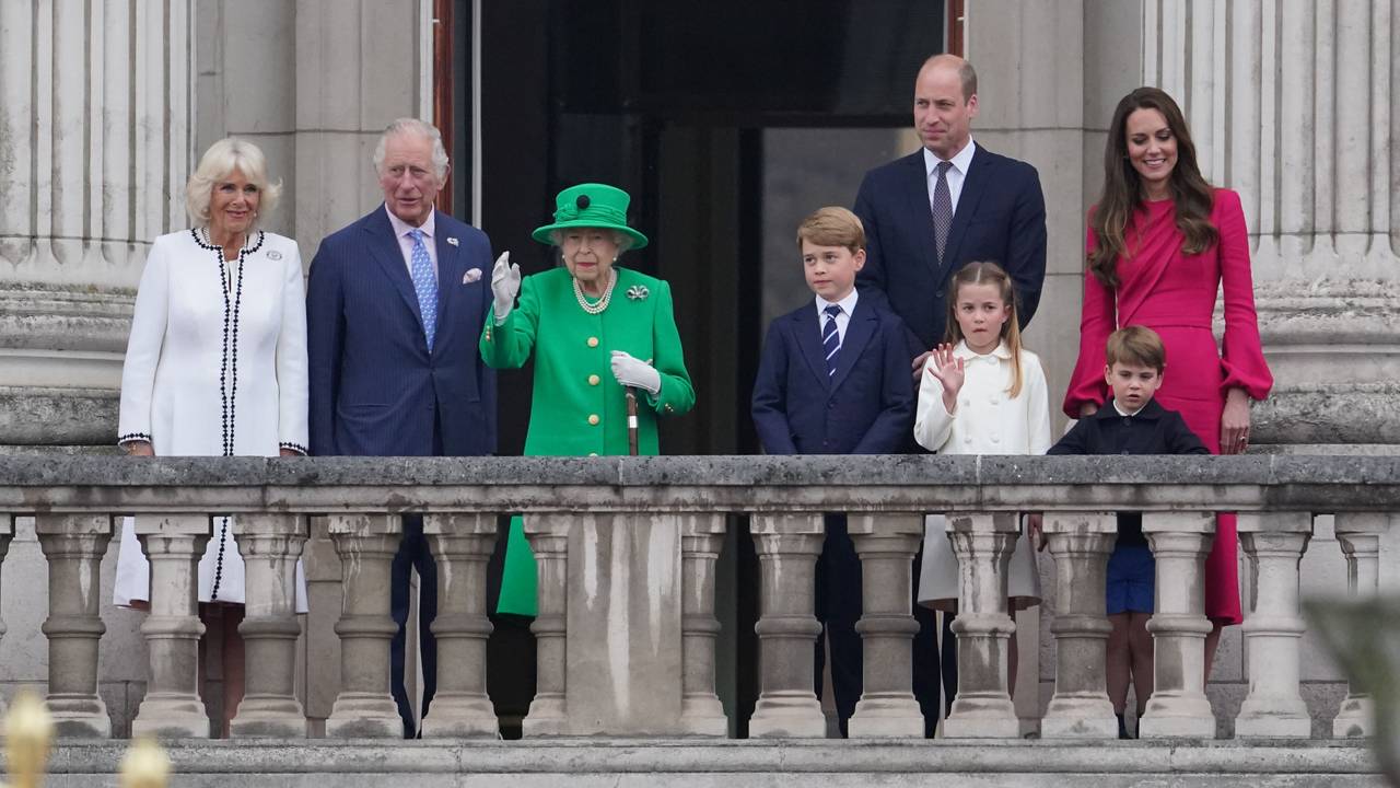 Herzogin Camilla (l-r), Prinz Charles, Königin Elizabeth II., Prinz George, Prinz William, Herzog von Cambridge, Prinzessin Charlotte, Prinz Louis und Herzogin Kate stehen am vierten Tag der Feierlichkeiten zum Platinjubiläum der Queen auf dem Balkon des Buckingham Palace nach dem Festumzug.