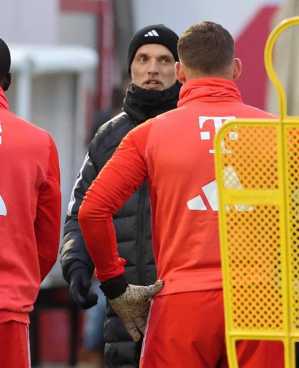 Thomas Tuchel spricht im Training mit den Spielern des FC Bayern München.