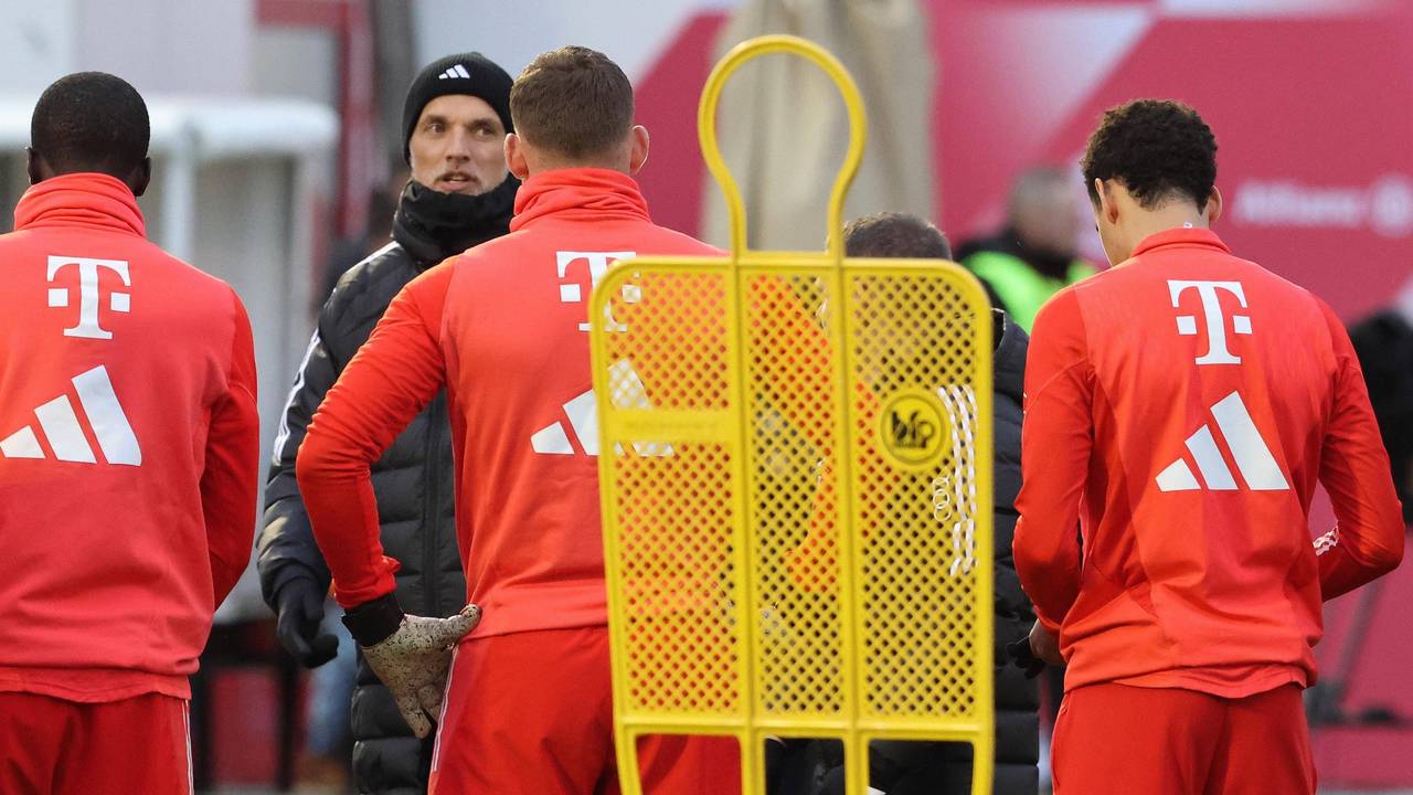 Thomas Tuchel spricht im Training mit den Spielern des FC Bayern München.