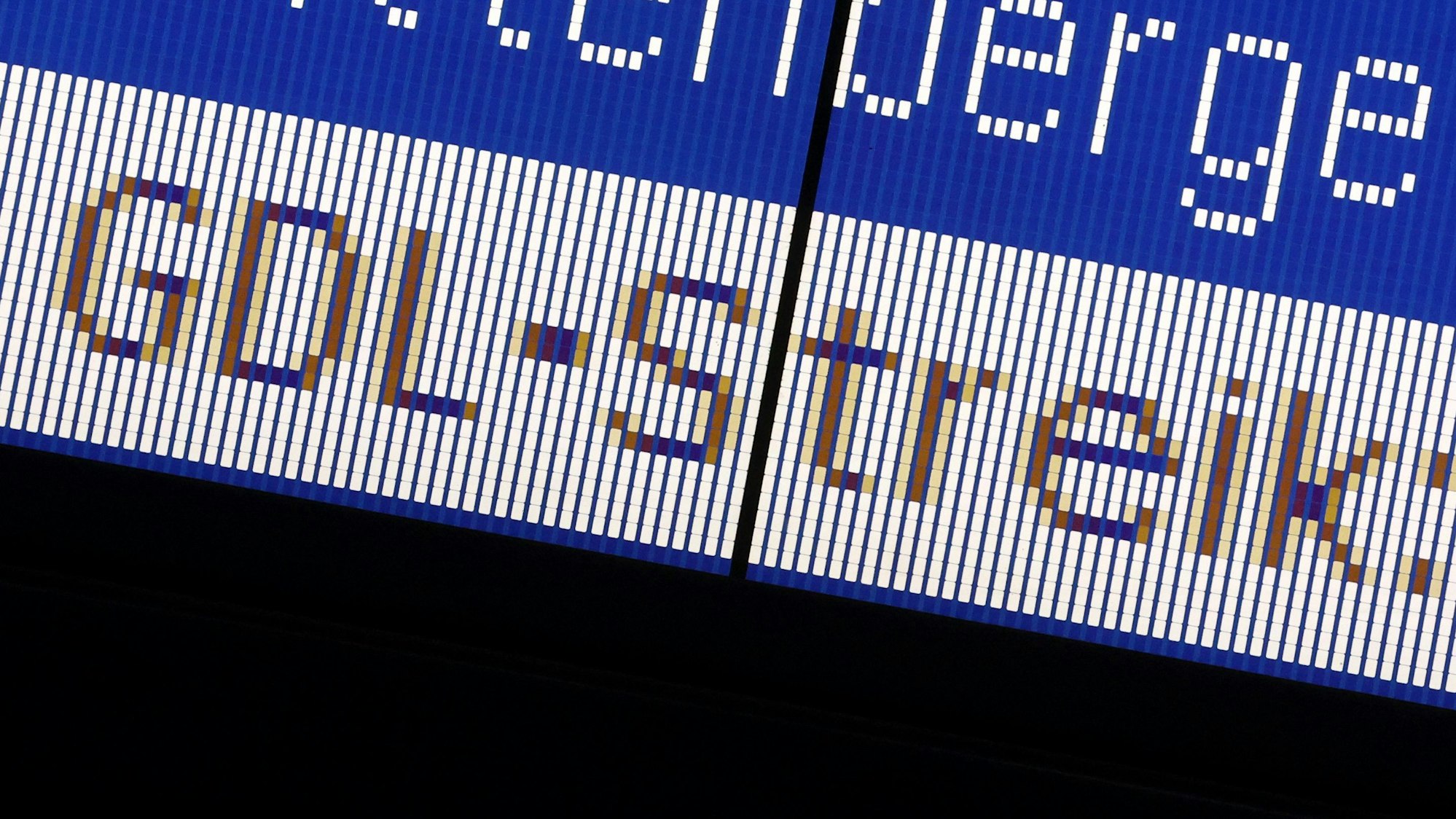 Der Schriftzug „GDL-Streik“ steht auf der Anzeigetafel im Hauptbahnhof.