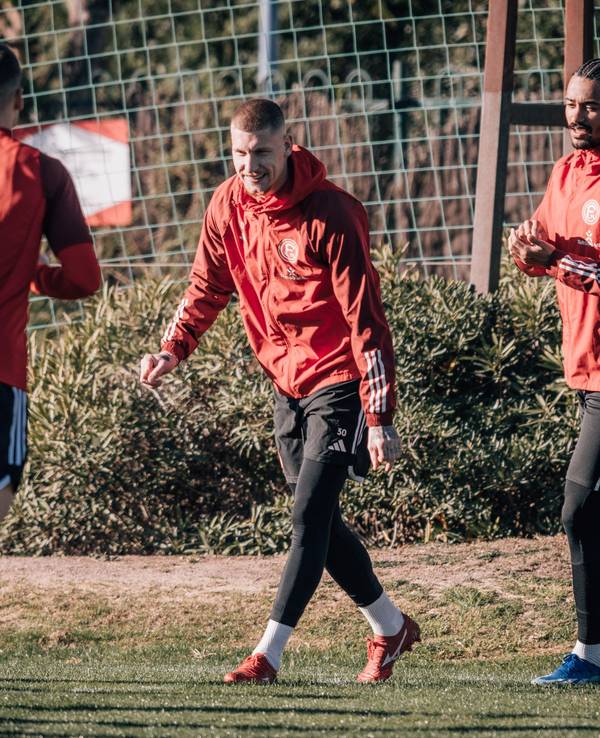 Christos Tzolis, Jordy de Wijs und Emmanuel Iyoha laufen über den Trainingsplatz.