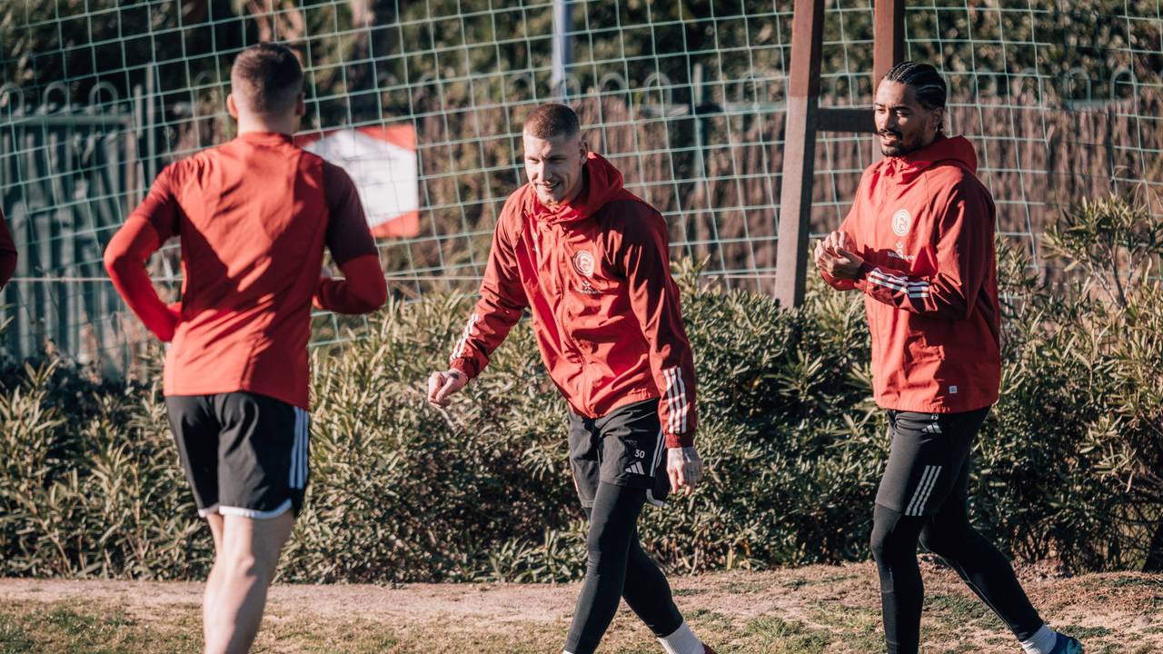 Christos Tzolis, Jordy de Wijs und Emmanuel Iyoha laufen über den Trainingsplatz.