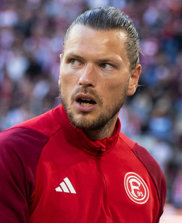Fortuna Düsseldorfs Stürmer Daniel Ginczek steht beim Spiel gegen den Karlsruher SC im Stadion.
