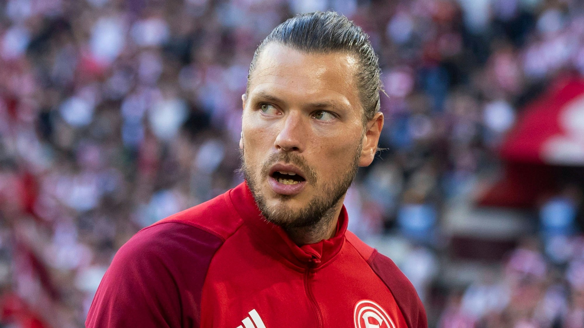 Fortuna Düsseldorfs Stürmer Daniel Ginczek steht beim Spiel gegen den Karlsruher SC im Stadion.