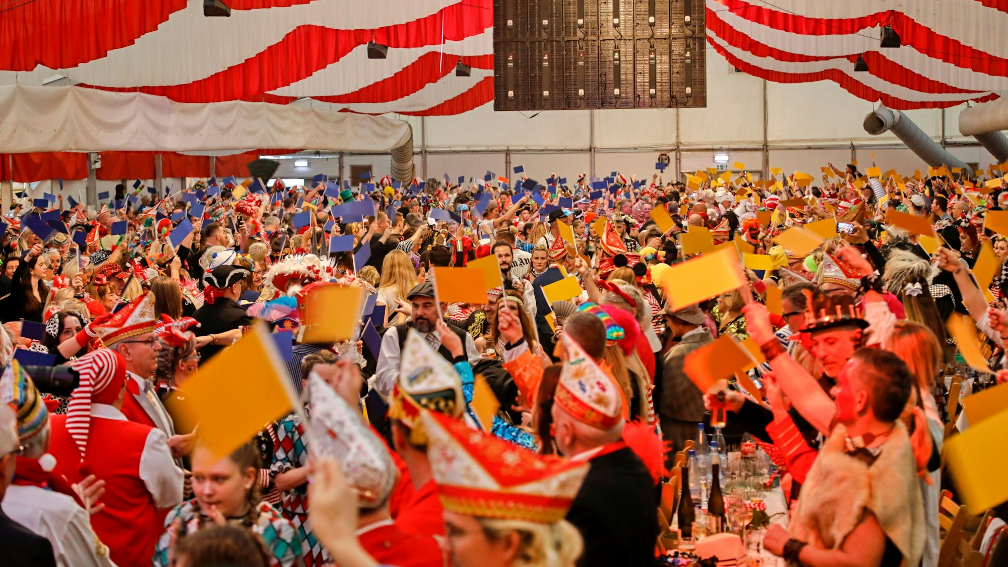 Volkssitzung auf dem Kölner Neumarkt.