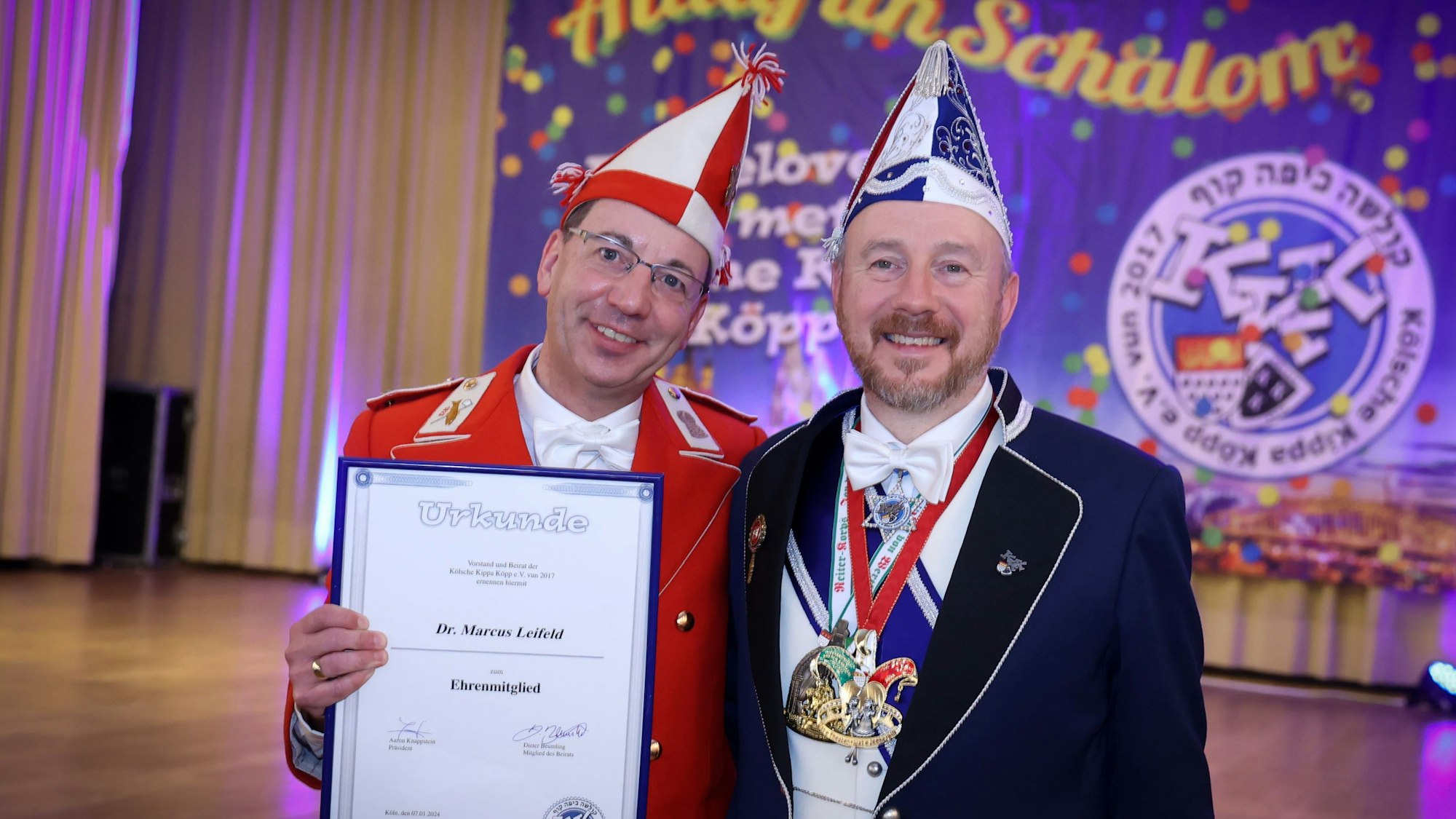 Karnevalssitzung der Kölschen Kippa Köpp in der Synagoge: Ehrenmitglied Marcus Leifeld und Aaron Knappstein.