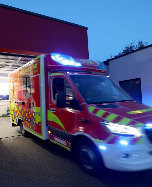 Ein Krankenwagen fährt mit Blaulicht zu einem Einsatz.