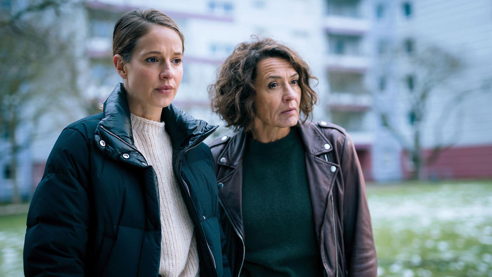 Das Foto stammt aus dem Ludwigshafener „Tatort: Avatar“ und zeigt die Ermittlerinnen Lena Odenthal (Ulrike Folkerts, r.) und Johanna Stern (Lisa Bitter, l.) inmitten einer Wohnsiedlung.